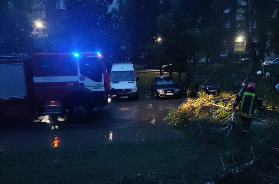Siaučiant vėjui, Kosmonautų g. nuo ankstyvo ryto darbuojasi ugniagesiai