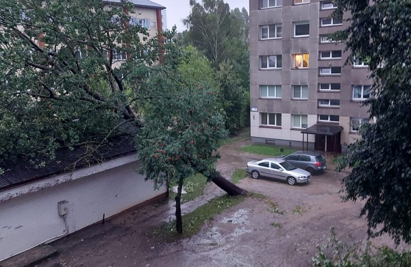 Audra talžo Jonavą - ugniagesiai dirba be perstojo, žmonės fiksuoja padarinius (nuolat atnaujinama)
