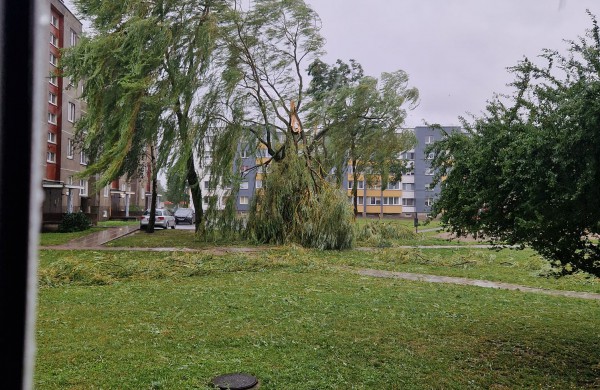 Audra talžo Jonavą - ugniagesiai dirba be perstojo, žmonės fiksuoja padarinius (nuolat atnaujinama)