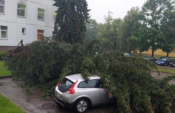 Audra talžo Jonavą - ugniagesiai dirba be perstojo, žmonės fiksuoja padarinius (nuolat atnaujinama)