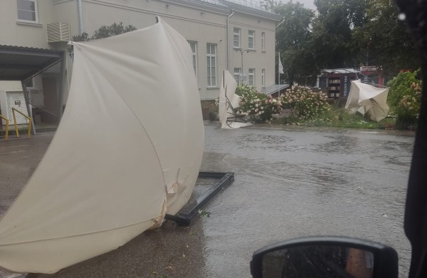 Audra talžo Jonavą - ugniagesiai dirba be perstojo, žmonės fiksuoja padarinius (nuolat atnaujinama)