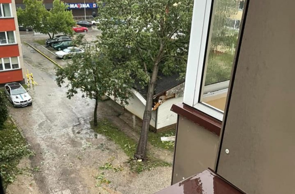 Audra talžo Jonavą - ugniagesiai dirba be perstojo, žmonės fiksuoja padarinius (nuolat atnaujinama)