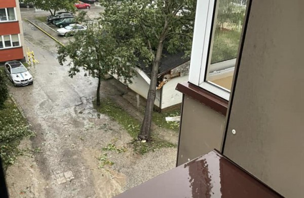 Audra talžo Jonavą - ugniagesiai dirba be perstojo, žmonės fiksuoja padarinius (nuolat atnaujinama)