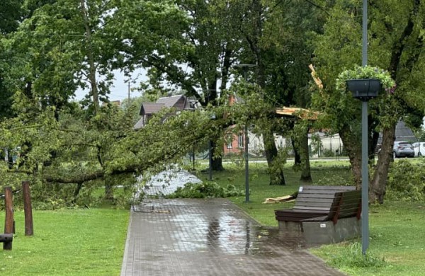 Audra talžo Jonavą - ugniagesiai dirba be perstojo, žmonės fiksuoja padarinius (nuolat atnaujinama)