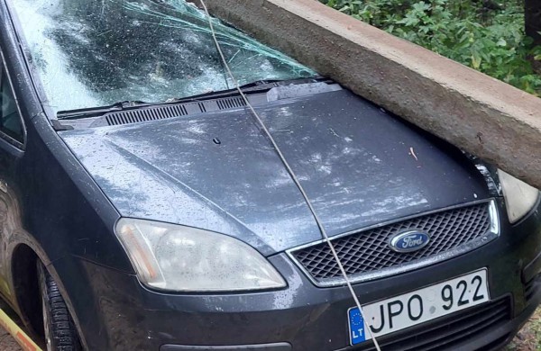 Audra talžo Jonavą - ugniagesiai dirba be perstojo, žmonės fiksuoja padarinius (nuolat atnaujinama)