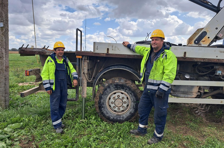 Latvių elektrikų brigados atvyko padėti tvarkytis su audros padariniais