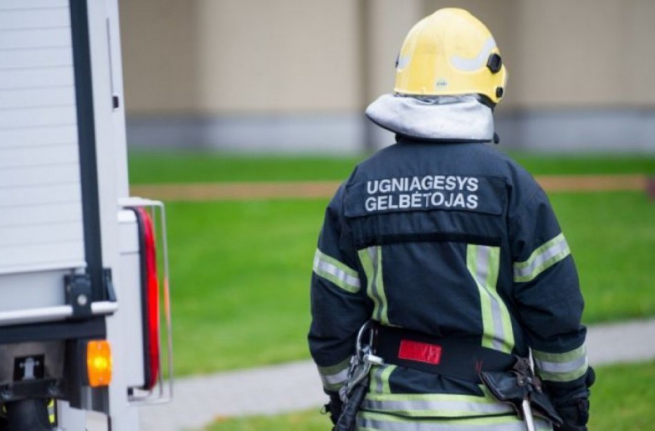 Praėjus kelioms paroms po audros, ugniagesiai vis dar gelbsti žmonių turtą