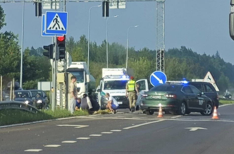 Kelyje Jonava-Kaunas motorolerio ir automobilio susidūrimas