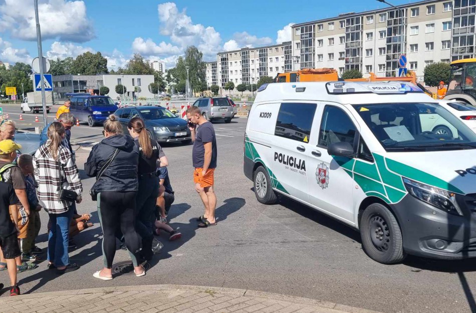 Nelaimė Kauno g. - automobilis kliudė dviračiu važiavusius vaikus