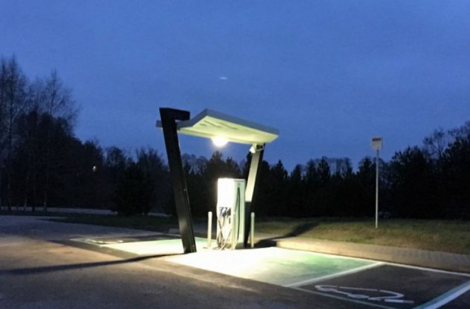 Baigėsi nemokama elektra elektromobilių įkrovimo stotelėse: kiek kainuos įsikrauti automagistralėse 