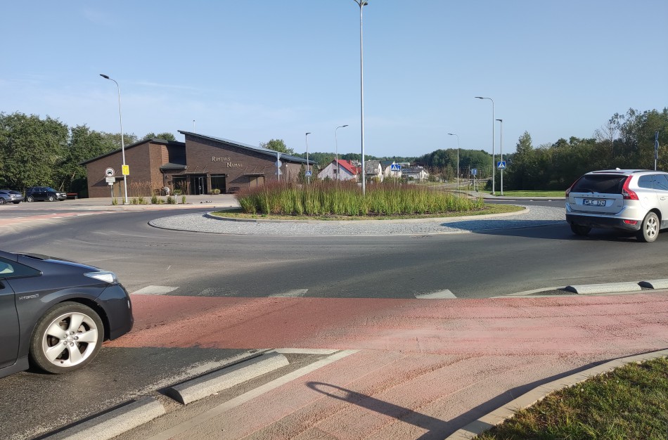 Dviračių ar automobilių vairuotojai turi pirmenybę P. Vaičiūno g. žiede? Domisi skaitytojas, atsako E. Andrejevas