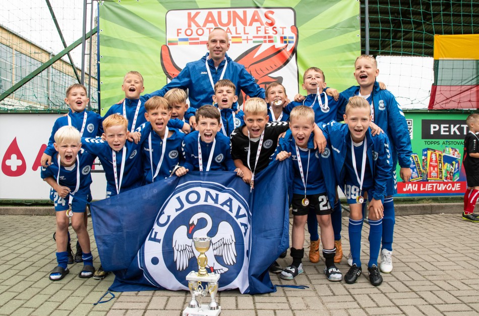Jaunieji Jonavos futbolininkai - tarptautinio turnyro prizininkai