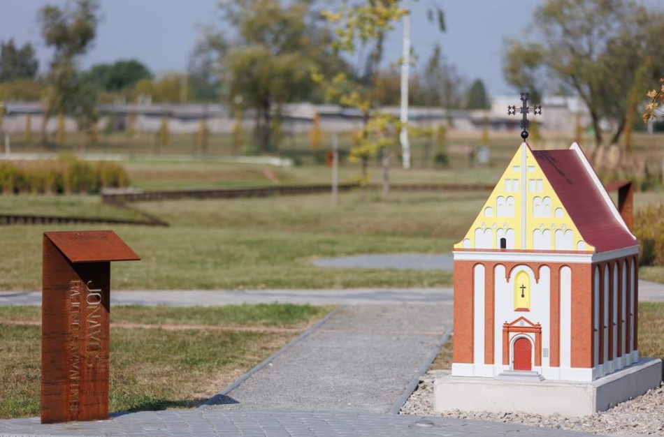 „Mini Lietuva“ parką Ukmergėje papuošė Skarulių Šv. Onos bažnyčia