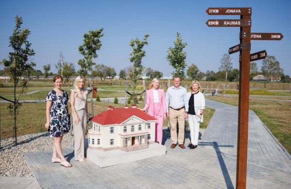 „Mini Lietuva“ parką Ukmergėje papuošė Skarulių Šv. Onos bažnyčia