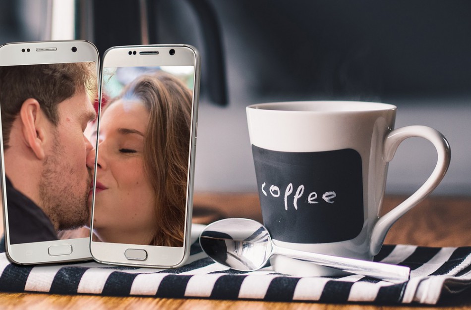 Idealaus gyvenimo iliuzija: kaip sukurta socialinių tinklų realybė veikia jaunų suaugusiųjų psichinę sveikatą