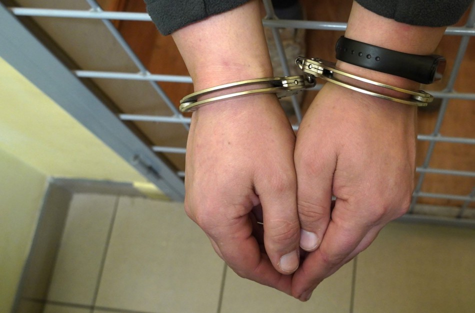 Nuo teisėsaugos į Švediją pasprukusiam kauniečiui, kurio paiešką buvo skelbusi Jonavos policija, VSAT pareigūnai antrankius uždėjo Klaipėdoje