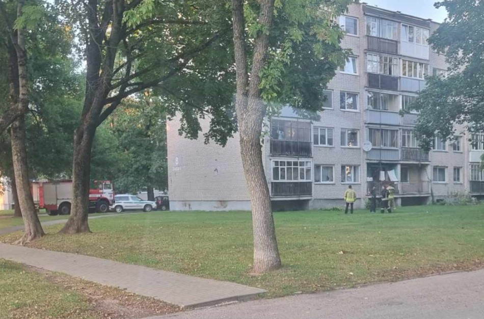 Žaliojoje g. - ugniagesiai, medikai ir policija