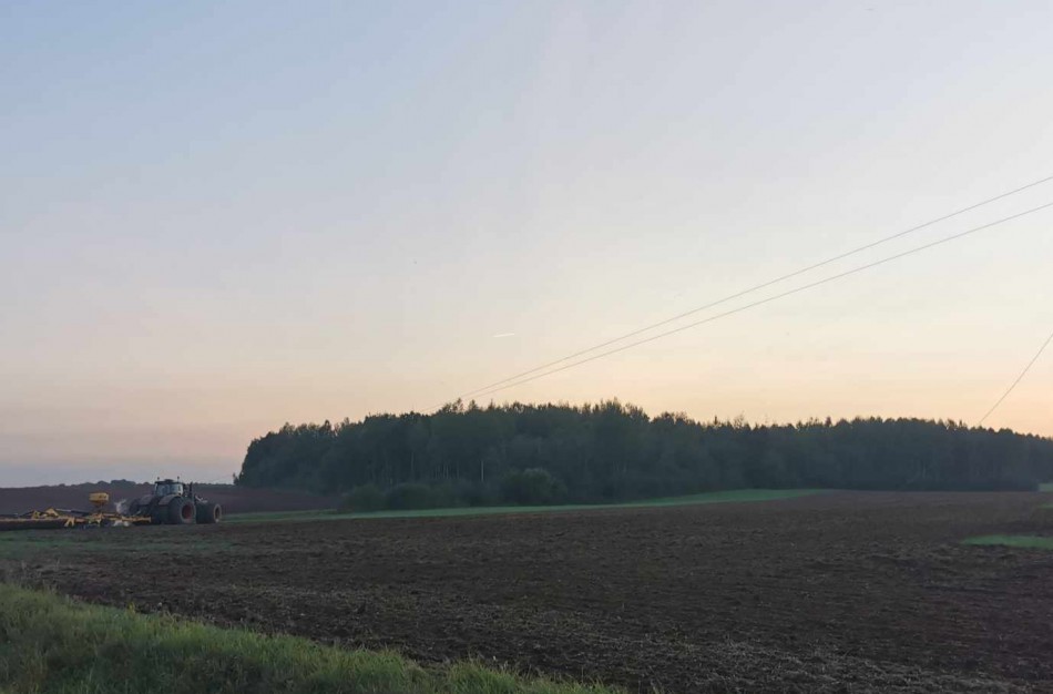 Jonavos rajone traktorius nuvertė stulpą: tamsoje skęsta penkios gyvenvietės