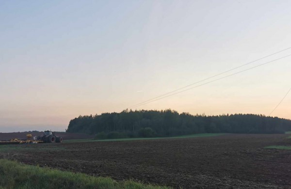 Jonavos rajone traktorius nuvertė stulpą: tamsoje skęsta penkios gyvenvietės