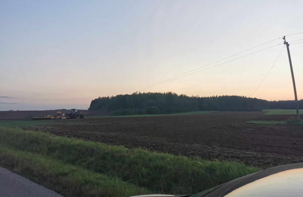 Jonavos rajone traktorius nuvertė stulpą: tamsoje skęsta penkios gyvenvietės