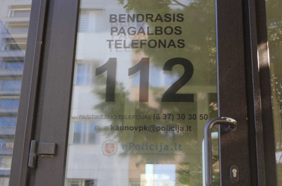 Chemikų gatvėje pro daugiabučio langą iškrito moteris