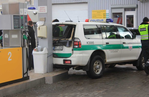 Tarnybinį automobilį plovykloje palikę Jonavos pareigūnai jį rado sudaužytą