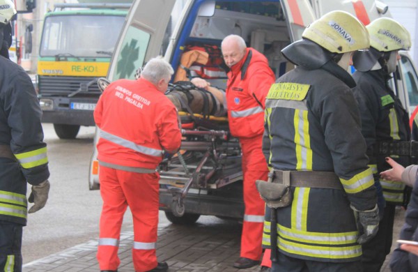 Tarnybinį automobilį plovykloje palikę Jonavos pareigūnai jį rado sudaužytą