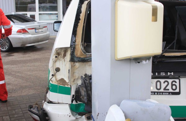 Tarnybinį automobilį plovykloje palikę Jonavos pareigūnai jį rado sudaužytą