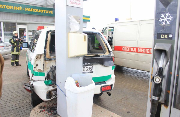 Tarnybinį automobilį plovykloje palikę Jonavos pareigūnai jį rado sudaužytą