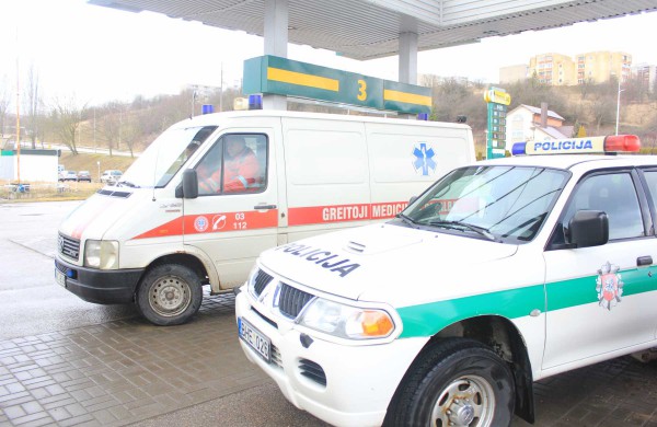 Tarnybinį automobilį plovykloje palikę Jonavos pareigūnai jį rado sudaužytą