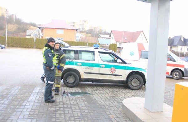 Tarnybinį automobilį plovykloje palikę Jonavos pareigūnai jį rado sudaužytą