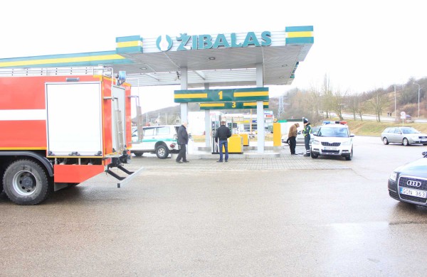 Tarnybinį automobilį plovykloje palikę Jonavos pareigūnai jį rado sudaužytą