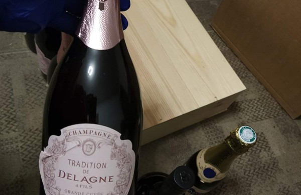 Nelegalaus alkoholio sandėliuose aptikta beveik 16 tūkstančių butelių