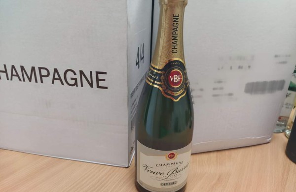 Nelegalaus alkoholio sandėliuose aptikta beveik 16 tūkstančių butelių