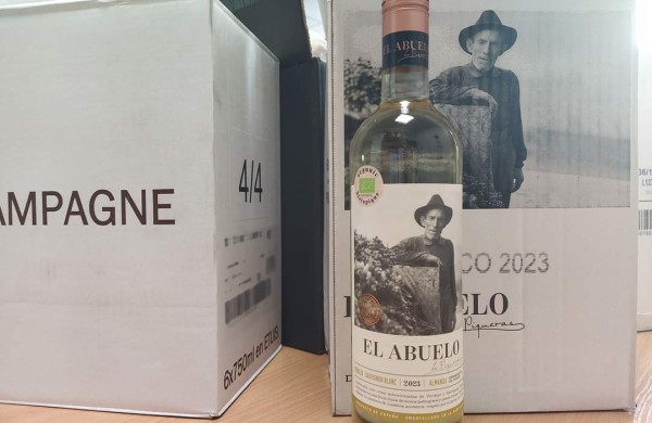 Nelegalaus alkoholio sandėliuose aptikta beveik 16 tūkstančių butelių