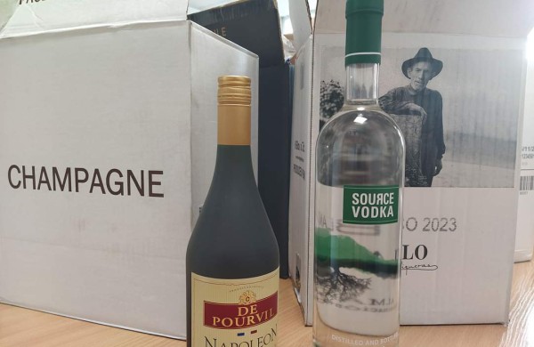 Nelegalaus alkoholio sandėliuose aptikta beveik 16 tūkstančių butelių