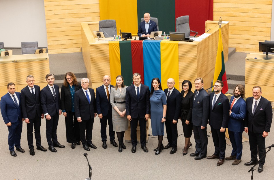 Prisiekė devynioliktosios Vyriausybės nariai 