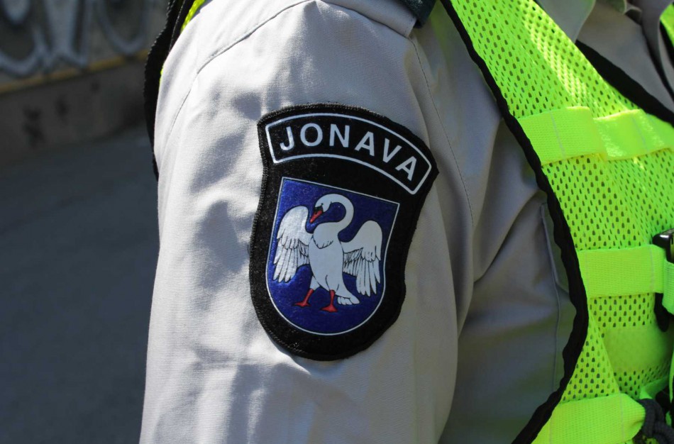 Įtarusi, kad vyras bendrauja su kita moterimi, tariamą konkurentę sumušė