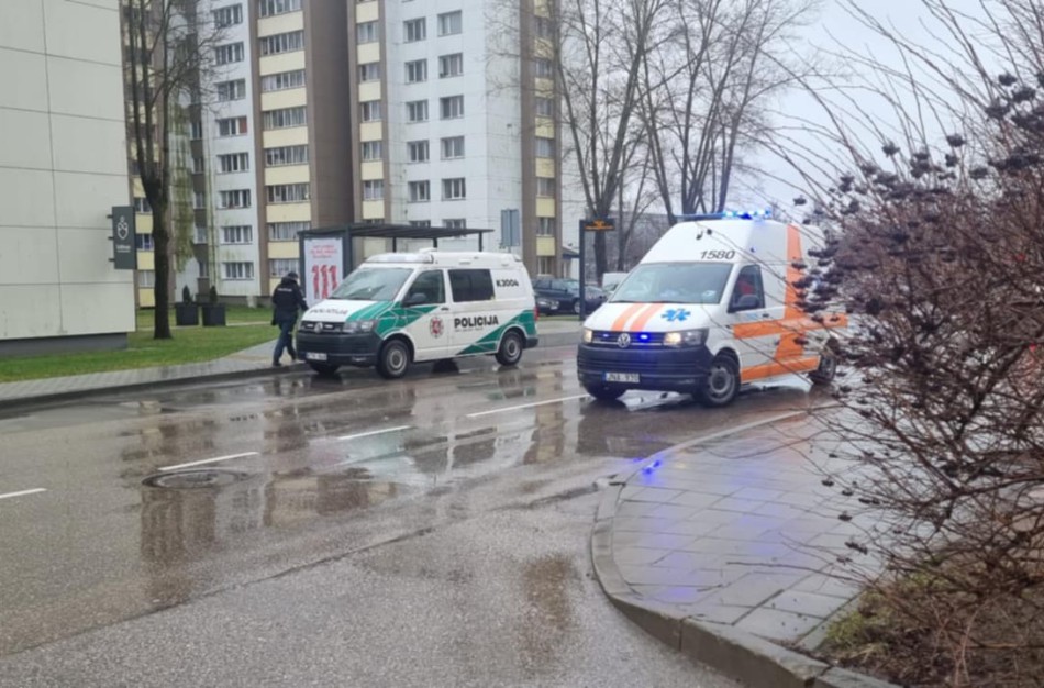 Kosmonautų gatvėje - policijos pareigūnai ir greitosios medikai