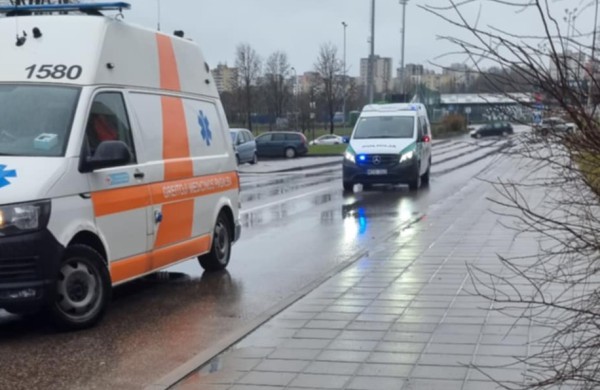 Kosmonautų gatvėje - policijos pareigūnai ir greitosios medikai