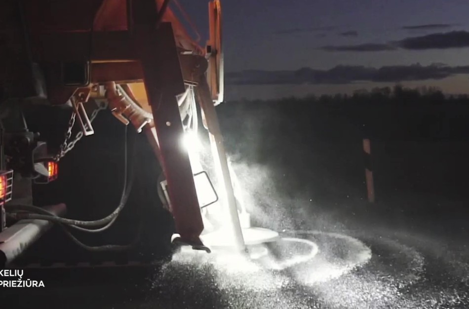 AB „Kelių priežiūra“: gruodį valant ir barstant kelius nuvažiuota daugiau kaip 170 000 kilometrų