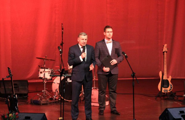 Atsiimti metų jonavietės apdovanojimo į sceną kilo ir vienuolė, ir policininkė