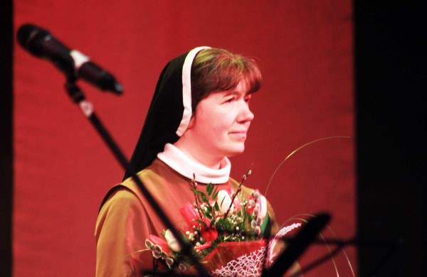 Atsiimti metų jonavietės apdovanojimo į sceną kilo ir vienuolė, ir policininkė