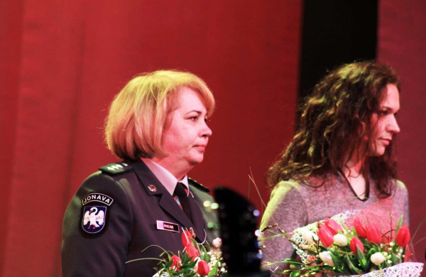 Atsiimti metų jonavietės apdovanojimo į sceną kilo ir vienuolė, ir policininkė