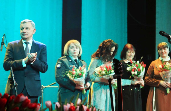 Atsiimti metų jonavietės apdovanojimo į sceną kilo ir vienuolė, ir policininkė