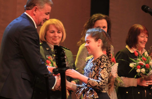 Atsiimti metų jonavietės apdovanojimo į sceną kilo ir vienuolė, ir policininkė