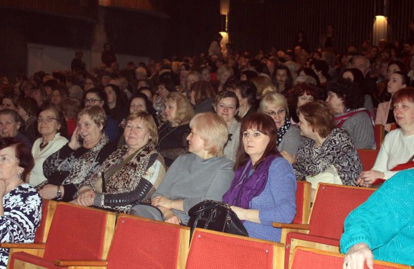 Atsiimti metų jonavietės apdovanojimo į sceną kilo ir vienuolė, ir policininkė