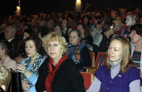 Atsiimti metų jonavietės apdovanojimo į sceną kilo ir vienuolė, ir policininkė