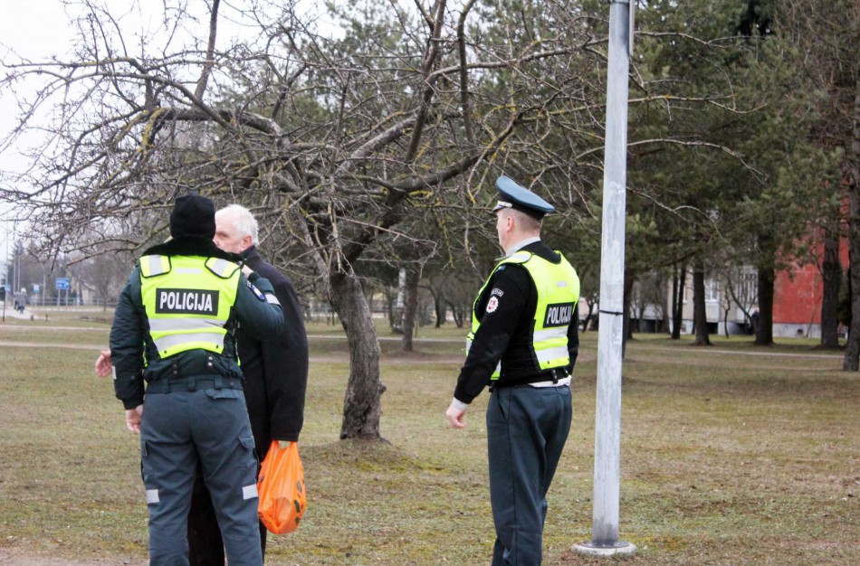 Policijos pareigūnai: per gatvę jonaviečiai eina bet kaip 