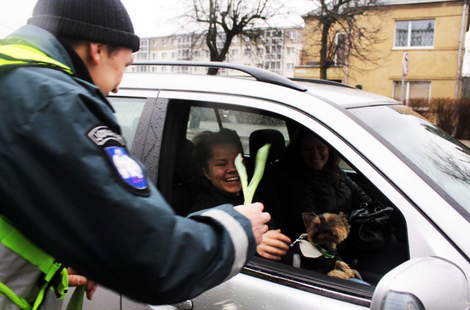 Vietoje dokumentų patikrinimo – gėlės žiedas ir sveikinimai
